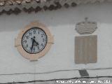 Ayuntamiento de Garcez. Reloj y escudo