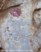 Pinturas rupestres de la Brincola I. Punto rojo y restos de pintura