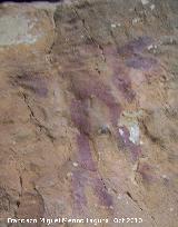 Pinturas rupestres de la Cueva del Plato grupo II. Antropomorfo de la pared de la izquierda