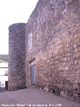 Castillo de Doa Menca. Muralla y torren circular esquinero