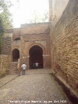 Alhambra. Puerta de la Justicia. Calle a intramuros