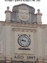 Ayuntamiento de Cabra. Escudo, reloj y ao