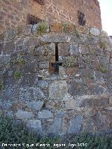 Castillo-Palacio de La Calahorra. Saetera en cruz del vestigio de la torre circular