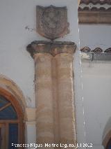 Santuario de Cortes. Columnas y escudo derecho