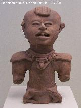 Museo de Arte Precolombino Felipe Orlando. Figura sentada. Cultura El Tajín. 600 - 900 d.C.