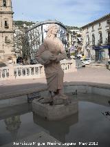 Pilar de la Mora. Estatua