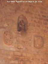 La Mota. Puerta de la Imagen. Virgen y escudos
