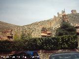 Murallas de Albarracn. La torre del portal a su derecha el Torren Circular del recinto interno y al fondo la muralla