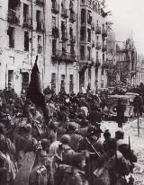 Historia de Teruel. 22 febrero 1938. Soldados avanzando por la avenida de Zaragoza tras la toma de la ciudad por el ejercito nacional