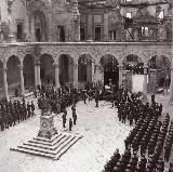 Alczar de Toledo. Franco preside el patio de armas del Alczar los actos conmemorativos de las bodas de oro de la XIV promocin de Infantera a la que pertenece.5 noviembre 1957