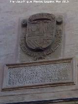 Ayuntamiento de Andjar. Escudo e inscripcin izquierda
