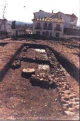 Castillo de Andjar. Excavaciones arqueolgicas de 1989 en la plaza Alczar donde se aprecian restos de fortificaciones medievales.