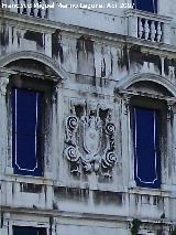 Palacio Mocenigo Nuova. Escudo izquierdo