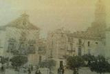 Plaza Veintiocho de Febrero. Foto antigua.  A la  izquierda la Capilla de la Aurora hoy convertida en un bar