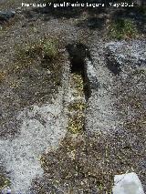 Necrpolis de Tzar. Tumba antropomorfa visigoda y laja de piedra en los pies de la foto