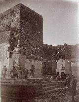 Puerta de Úbeda. En esta foto del álbum de Enrique Romero de Torres se ve la casa que había delante de la torre (aquí con la solana cegada) y el arranque de la puerta perdida