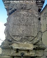 Fuente de Santa María. Escudo de Baeza del lateral derecho mirando la fuente hacia la Catedral