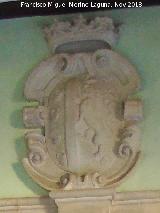Palacio de Jabalquinto. Escudo sobre la puerta en el patio