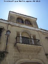 Palacio de la Calle San Pedro n 7. Mirador, balcn monumental y arco rebajado