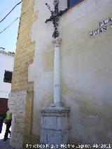 Cruces de la Plaza Juan XXIII. Cruz adosasa