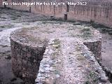 Castillo de Baños de la Encina. Torreón circular desmochado y muro que cerraba el alcazarejo