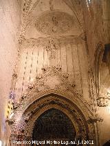 Catedral de Valencia. Pasillo de acceso a la Capilla del Santo Cliz. Puerta de acceso a la Capilla del Santo Cliz