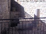 Castillo de Pallars. Aljibe y columnas romanas en el recinto fortificado