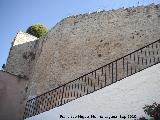 Castillo de las guilas. Torren rectangular y muralla