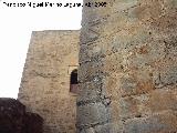 Castillo de la Yedra. Desde dentro del recinto del Alcazar, la torre de la izquierda que protege la entrada, se ve cegada puerta de acceso al paso de guardia. A la derecha esquina de la Torre del Homenaje con escudos labra