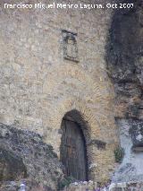 Castillo de la Yedra. Puerta de Acceso al segundo recinto con el escudo del obispo