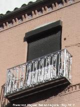 Edificio de la Calle Bernab Soriano n 10. Balcn del piso superior, alero y decoracin del ladrillo visto