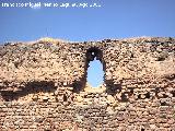 Castillo de Hornos. Ventanuco o Saetera del muro del patio de armas da enfrente de la puerta de entrada de la torre del homenaje