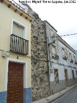 Puerta de San Bartolom. Resto de muralla embutido entre las casas