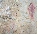 Pinturas rupestres del Abrigo de la Diosa. Barra fina con restos de pinturas a la izquierda de la Diosa