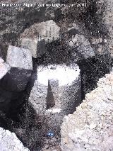 Almazara romana de Cutara. Quinta pesa con sus paredes de piedra alrededor