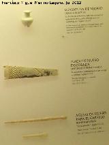 Teatro Romano de Cartagena. Miniatura de vidrio, placa decorada y agujas de hueso. Siglos I - II d.C.