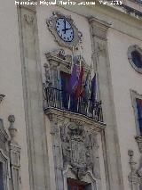 Ayuntamiento de Jaén. Reloj balcón y escudo de Jaén