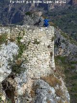 Muralla de Guadalest. Torren y al fondo el Castillo de Benimantell