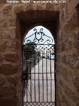 Puerta. Puerta a los Miradores de San Lorenzo - beda