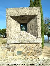 Monumento la Cabeza de Machado. Lateral