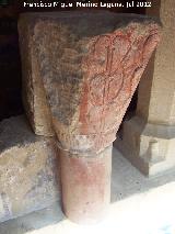 Iglesia de Santo Toms. Columna y capitel con policroma roja y azul. Museo Arqueolgico de beda