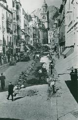 Calle Bernab Soriano. Adoquinando la Carrera. Fotografa de Archivo del Instituto de Estudios Giennenses