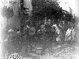 Calle Bernab Soriano. Foto antigua. Grupo de gitanos con un oso