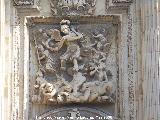Catedral de Jaén. Fachada. Arcángel San Miguel luchando contra los demonios. Bajorrelieve sobre la puerta izquierda