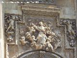 Catedral de Jaén. Fachada. La Asunción con dos putit a ambos lados. Bajorrelieve sobre la puerta central