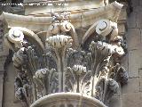 Catedral de Jaén. Fachada. Capitel de las columnas de la fachada