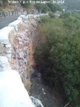 Calzada de Otiar. Muros de contencin antiguos utilizados por la carretera actual