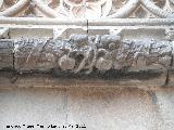 Catedral de Jaén. Fachada gótica. Guirnalda de granadas sujeta por una correa