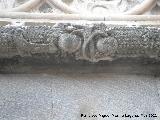 Catedral de Jaén. Fachada gótica. Guirnalda de granadas sujeta por una correa