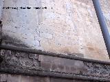 Catedral de Jaén. Fachada gótica. Hueco con arco apuntado tapiado que interrumpe la cenefa